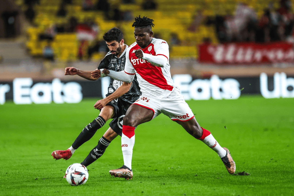 包含摩纳哥球员实力超群,挑战法甲顶级豪强的词条