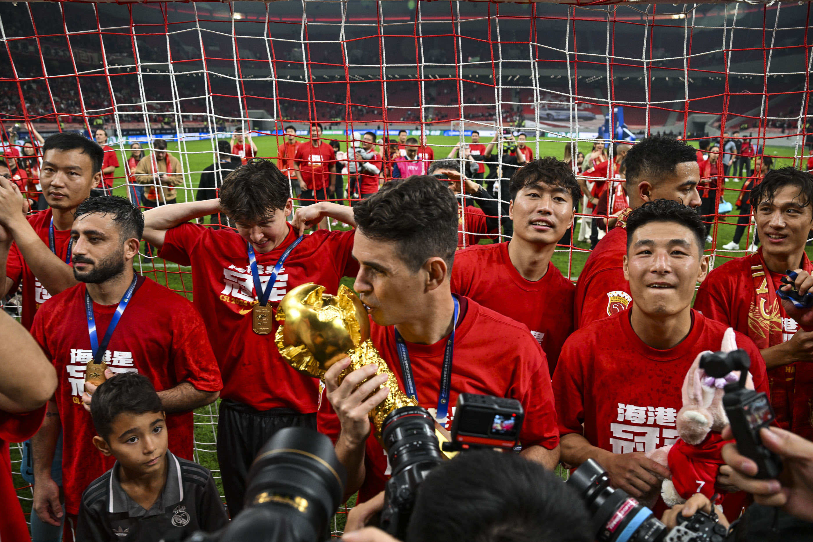 包含传奇球星回归赛场，引起全国球迷热议，万众期待传奇之战！的词条