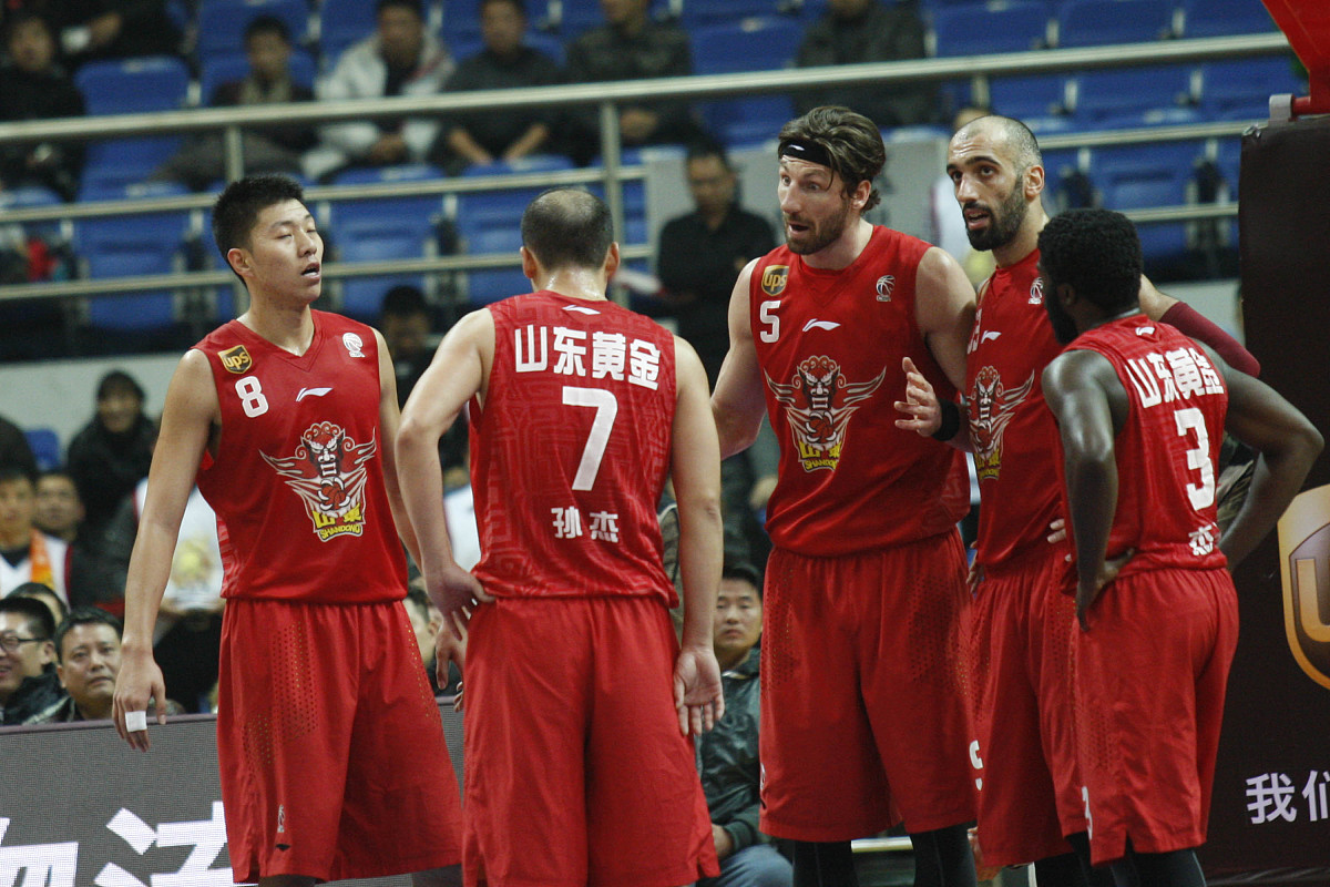 辛勤训练，球队凭借拼搏实力赢得掌声