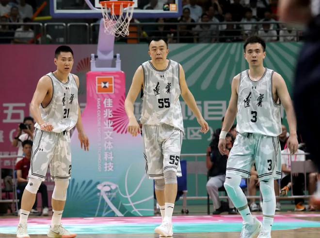 男篮赛场硝烟弥漫，双方实力对决